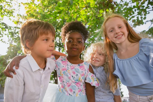 Interracial grupo de crianças, meninas e meninos brincando juntos no parque no dia de verão — Fotografia de Stock