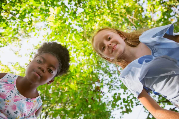 Enfants interraciaux, amis, filles jouant ensemble au parc en journée d'été — Photo