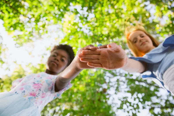 Interracial crianças, amigos, meninas brincando juntos no parque no dia de verão — Fotografia de Stock