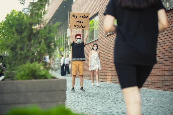 Koleś ze znakiem - mężczyzna protestuje przeciwko rzeczom, które go denerwują — Zdjęcie stockowe