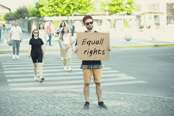 Cara com sinal - homem se levanta protestando coisas que o irritam — Fotografia de Stock