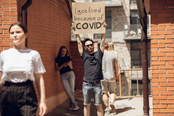 Koleś ze znakiem - mężczyzna protestuje przeciwko rzeczom, które go denerwują — Zdjęcie stockowe