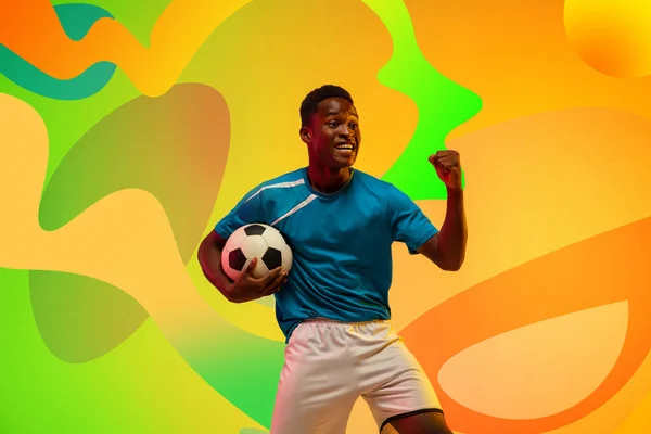 Afrykańska piłka nożna, portret piłkarza odizolowany na jasnym, nowoczesnym ilustrowanym tle. — Zdjęcie stockowe