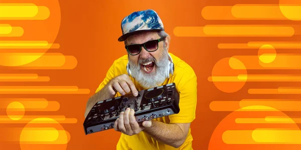 Hombre hipster senior usando dispositivos, aparatos. Tecnología y alegre concepto de estilo de vida de ancianos. Fondo ilustrado brillante — Foto de Stock