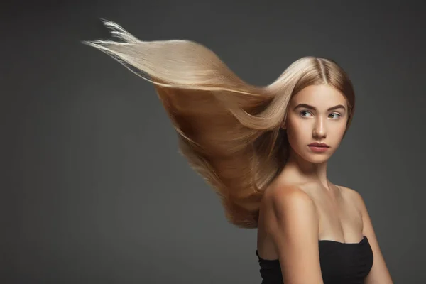 Vacker modell med långt smidigt, flygande blont hår — Stockfoto