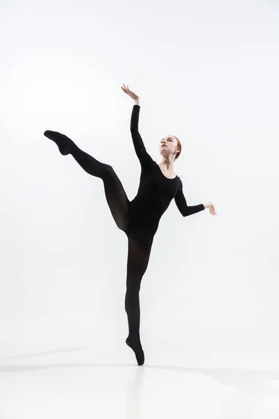 Ballerino giovane e grazioso in stile minimal black isolato su sfondo bianco — Foto Stock
