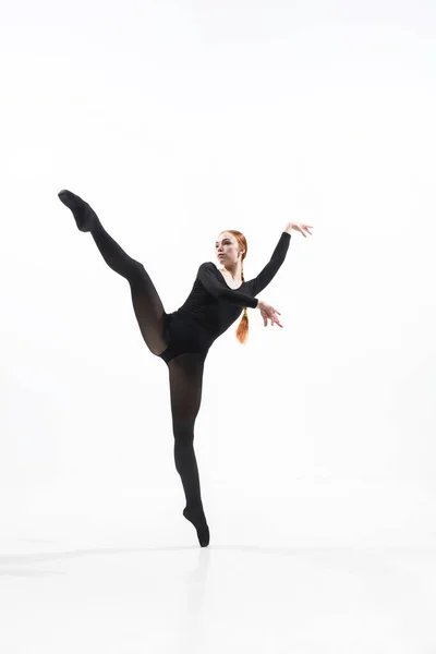 Jeune et gracieux danseur de ballet dans un style noir minimal isolé sur fond de studio blanc — Photo