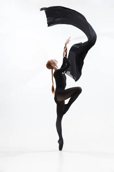 年轻而优雅的芭蕾舞蹈家，在白人工作室背景下被隔离的最小的黑人风格 — 图库照片
