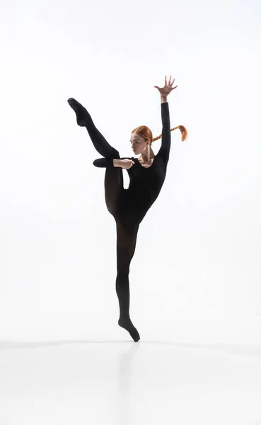 Jeune et gracieux danseur de ballet dans un style noir minimal isolé sur fond de studio blanc — Photo