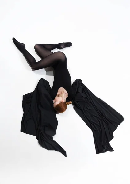 Jeune et gracieux danseur de ballet dans un style noir minimal isolé sur fond de studio blanc — Photo