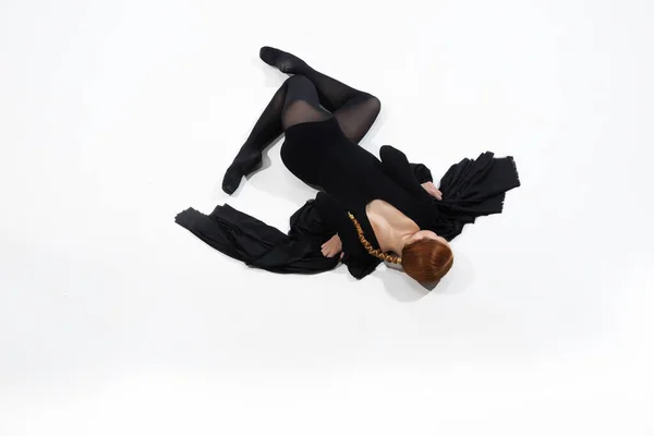 Jovem e graciosa bailarina de balé em estilo preto mínimo isolado no fundo do estúdio branco — Fotografia de Stock