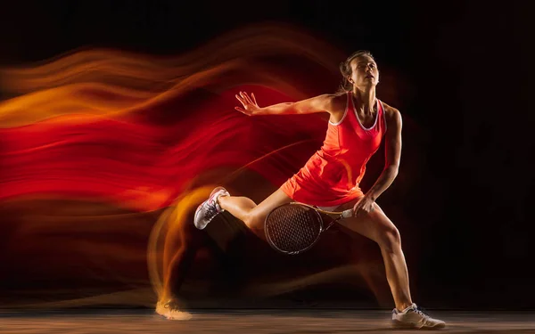 Profissional jogador de tênis feminino isolado em fundo estúdio preto em luz mista — Fotografia de Stock