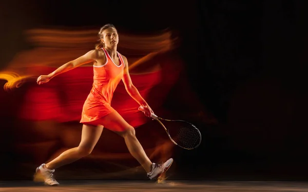 Jugadora de tenis profesional aislada sobre fondo de estudio negro en luz mixta —  Fotos de Stock