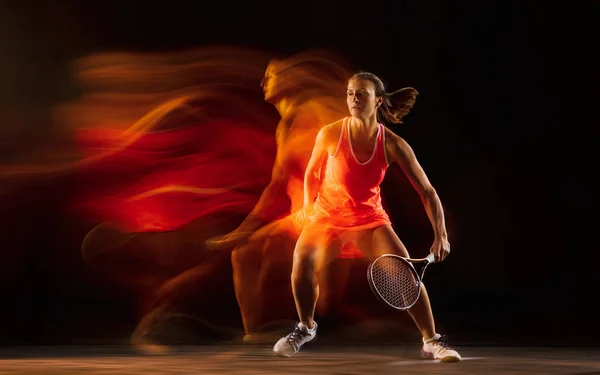 混合光の中で黒のスタジオの背景に隔離されたプロの女性テニス選手 — ストック写真