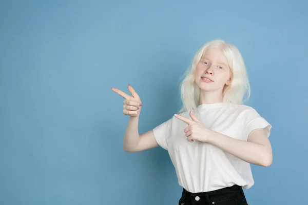 Portret van prachtige Kaukasische albino meisje geïsoleerd op blauwe studio achtergrond — Stockfoto