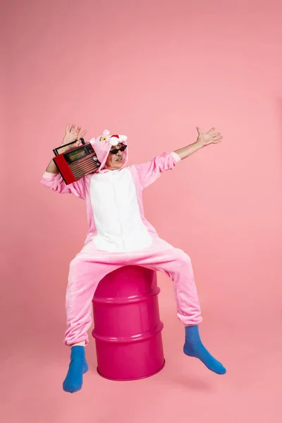 Senior hipster man in stylish pink attire isolated on pink background. Tech and joyful elderly lifestyle concept — Stock Photo, Image