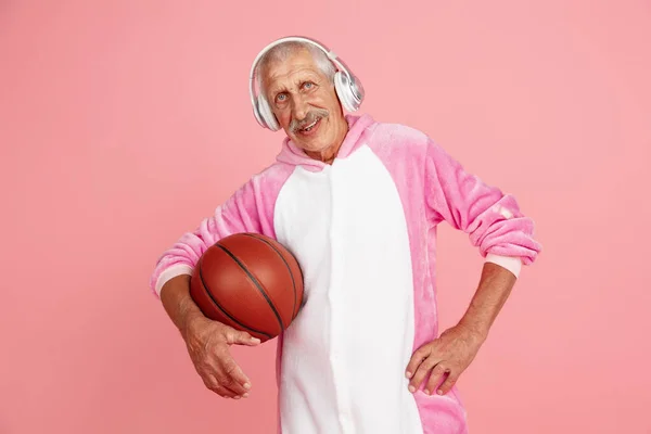 Senior-Hipster-Mann in stilvoller pinkfarbener Kleidung isoliert auf rosa Hintergrund. Tech und lebensfrohes Lebensstil-Konzept für Senioren — Stockfoto