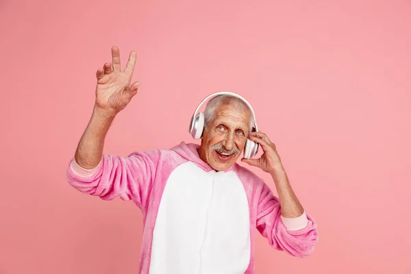핑크 색 배경에는 화려 한 핑크 색 의상을 입은 손 윗어른이 따로 있다. 기술과 즐거운 노년기의 생활 방식 개념 — 스톡 사진
