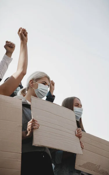 Grupo de ativistas dando slogans em um comício. Homens e mulheres marchando juntos em um protesto na cidade. — Fotografia de Stock