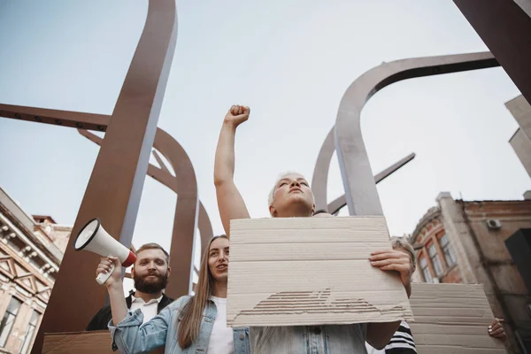 Grupo de activistas dando consignas en un mitin. Hombres y mujeres marchando juntos en una protesta en la ciudad. — Foto de Stock