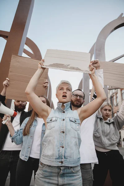 Grupo de activistas dando consignas en un mitin. Hombres y mujeres marchando juntos en una protesta en la ciudad. — Foto de Stock