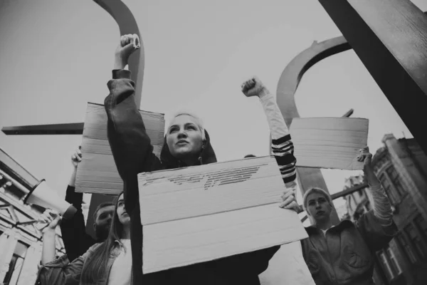 Grupo de ativistas dando slogans em um comício. Homens e mulheres marchando juntos em um protesto na cidade. — Fotografia de Stock
