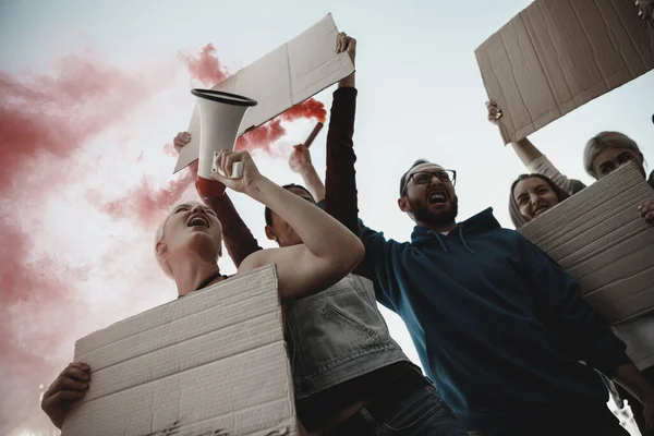 Groupe de militants donnant des slogans lors d'un rassemblement. Des hommes et des femmes défilent ensemble dans une manifestation dans la ville. — Photo