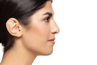 Beyaz stüdyo arka planında izole edilmiş güzel Yahudi kadın portresi. Güzellik, moda, cilt bakımı, kozmetik konsepti.