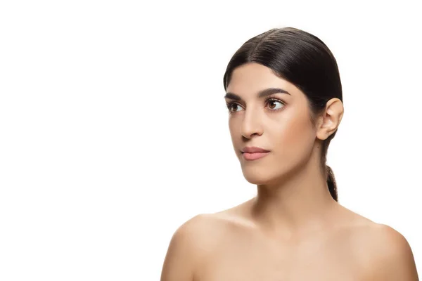 Porträt einer schönen jüdischen Frau isoliert auf weißem Studiohintergrund. Schönheit, Mode, Hautpflege, Kosmetikkonzept. — Stockfoto