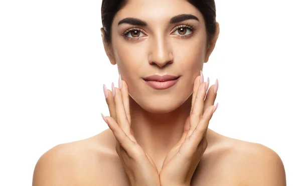 Retrato de bela mulher judia isolada no fundo do estúdio branco. Beleza, moda, cuidados com a pele, conceito de cosméticos. — Fotografia de Stock