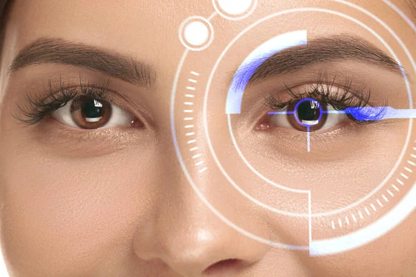 Wanita masa depan dengan panel mata teknologi cyber, antarmuka dunia maya, konsep oftalmologi — Stok Foto