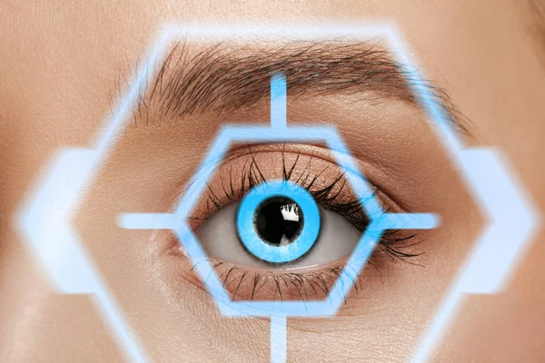 Futura donna con cyber tecnologia pannello oculare, interfaccia cyberspazio, concetto di oftalmologia — Foto Stock
