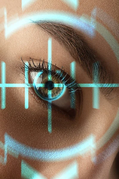 Zukünftige Frau mit Cyber-Technologie-Augenpanel, Cyberspace-Schnittstelle, Augenheilkonzept — Stockfoto