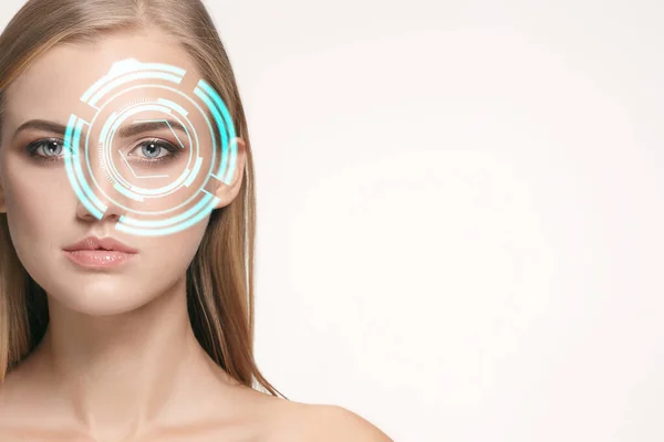 Wanita masa depan dengan panel mata teknologi cyber, antarmuka dunia maya, konsep oftalmologi — Stok Foto