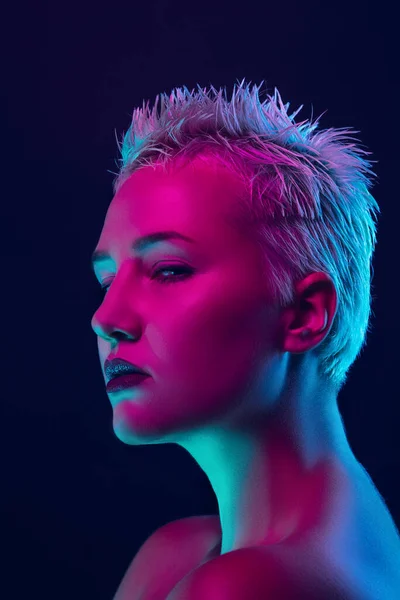 Portrait de mannequin femme au néon sur fond de studio sombre. — Photo