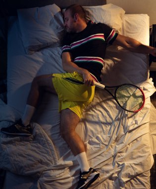 Genç profesyonel tenisçinin yatak odasında raketle uyuduğu en iyi manzara.