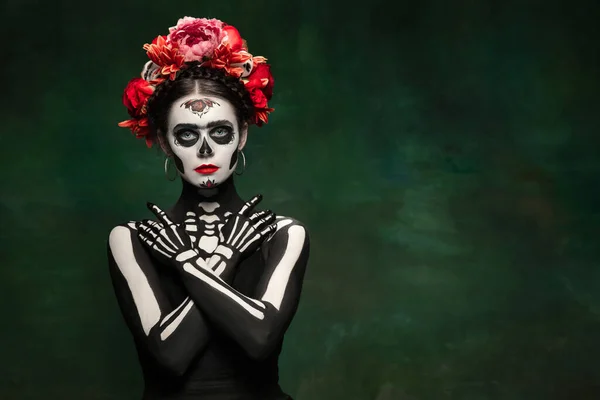 Niña a imagen de Santa Muerte, Santa muerte o Cráneo de Azúcar con maquillaje brillante. Retrato aislado sobre fondo de estudio. —  Fotos de Stock