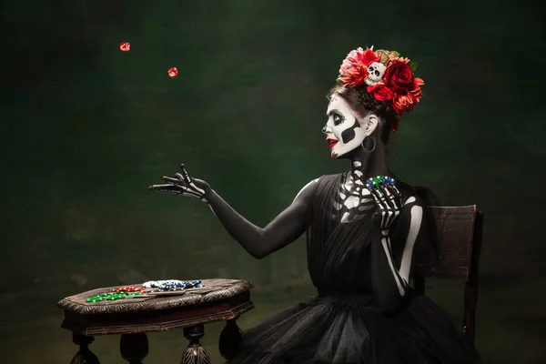 Młoda dziewczyna na obraz Santa Muerte, Święta śmierć lub Sugar czaszki z jasnym makijażem. Portret odizolowany na tle studia. — Zdjęcie stockowe