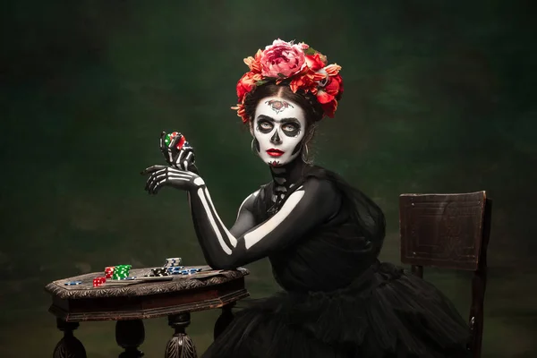 Menina na imagem de Santa Muerte, Santa morte ou crânio de açúcar com maquiagem brilhante. Retrato isolado no fundo do estúdio. — Fotografia de Stock
