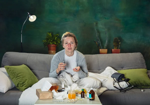 Enfermo joven con fiebre y frío se ve sufriendo en casa — Foto de Stock