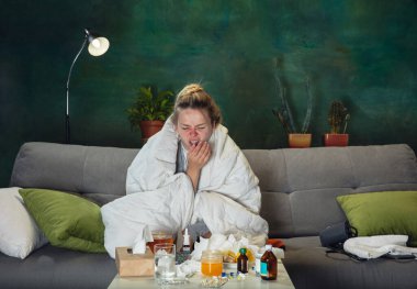 Ateşli ve üşümüş genç bir kız evde acı çekiyor.