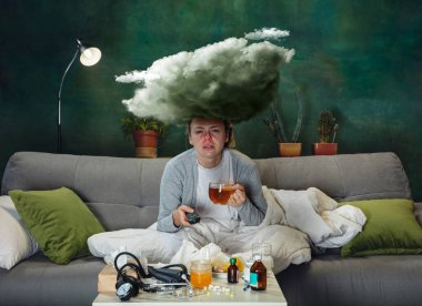 Ateşli ve üşümüş genç bir kız evde acı çekiyor.