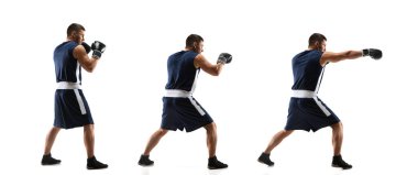 Genç boksör beyaz stüdyo arka planına karşı adım adım tekmelenerek