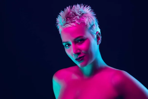 Portrét ženského módního modelu v neonovém světle na tmavém pozadí studia. — Stock fotografie
