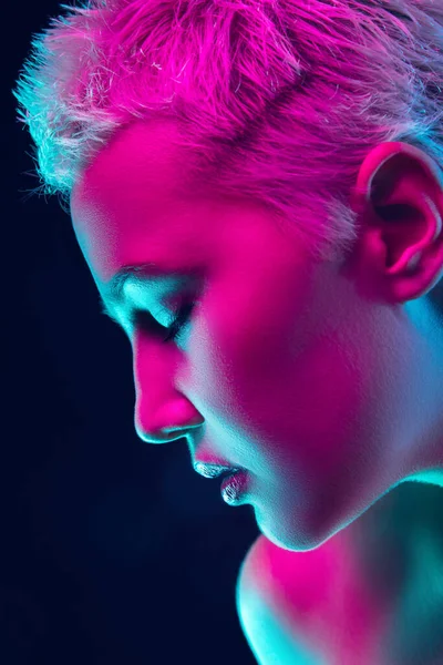 Retrato de modelo de moda feminina em luz de néon no fundo escuro estúdio. — Fotografia de Stock