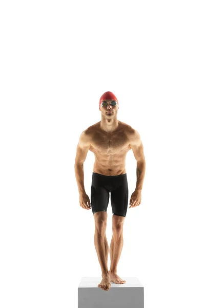 काकेशियन पेशेवर स्पोर्ट्समैन, सफेद स्टूडियो पृष्ठभूमि पर अलग तैराकी प्रशिक्षण — स्टॉक फ़ोटो, इमेज
