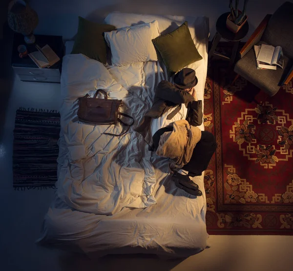 Retrato de un hombre de negocios, contable durmiendo en la cama en casa —  Fotos de Stock