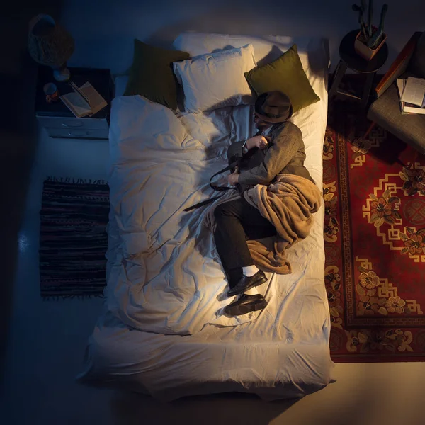 Retrato de un hombre de negocios, contable durmiendo en la cama en casa — Foto de Stock