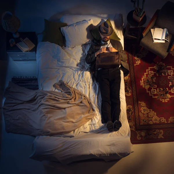 Retrato de un hombre de negocios, contable durmiendo en la cama en casa —  Fotos de Stock