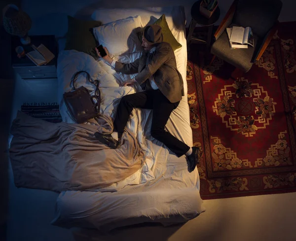 Retrato de un hombre de negocios, contable durmiendo en la cama en casa —  Fotos de Stock